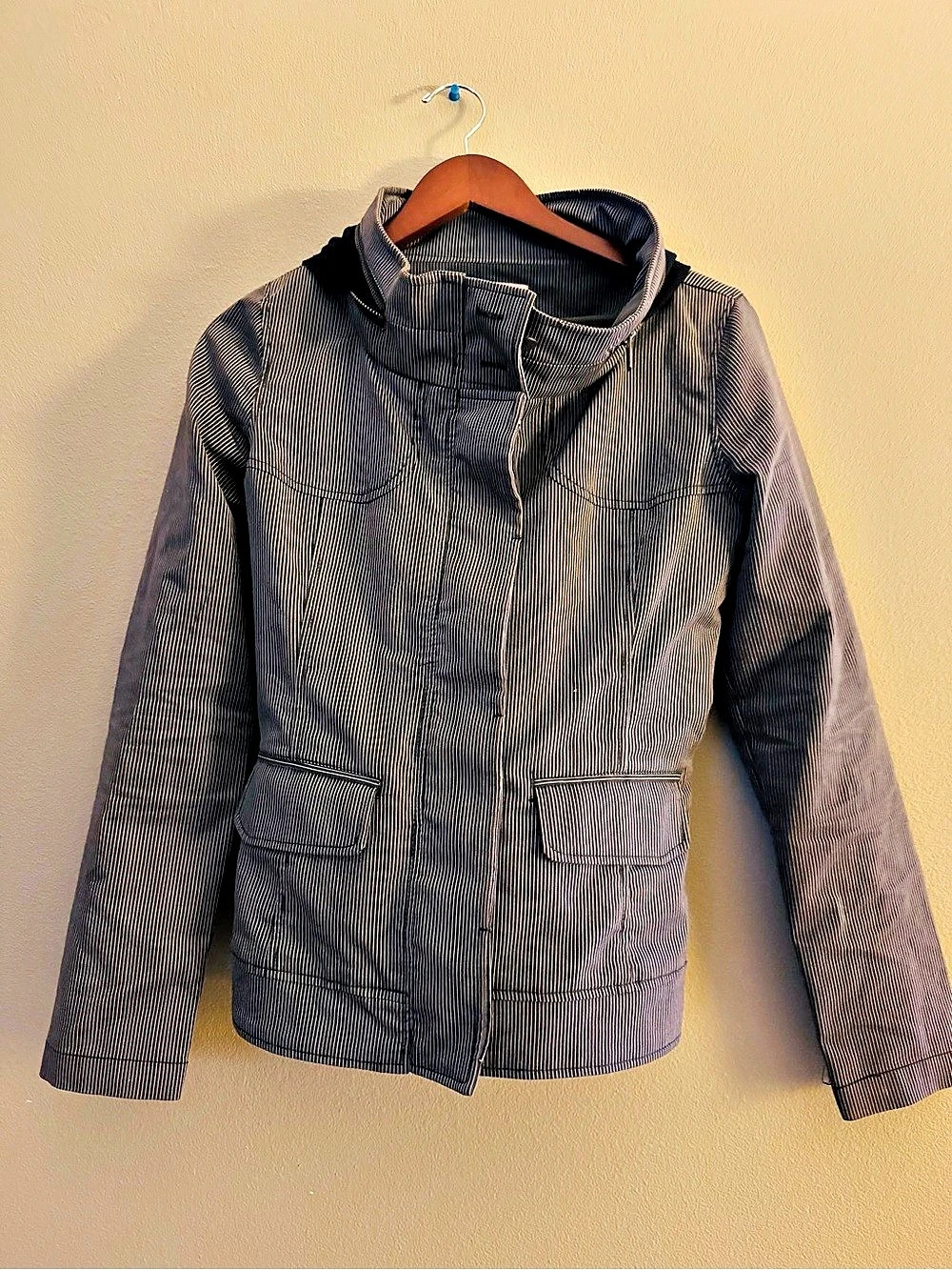 Candie's Striped Utility Jacket in Black & White Like New. Good zips away.